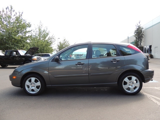 2006 Ford Focus ZX5 SES / 4-Door / Hatchback/ Leather/ Sunroof