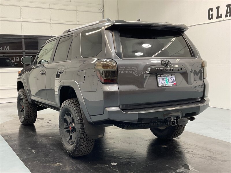 2019 Toyota 4Runner SR5 4X4 / 1-OWNER / LIFTED w. NEW TIRES WHEELS  / BLACK OUT PKG - Photo 8 - Gladstone, OR 97027