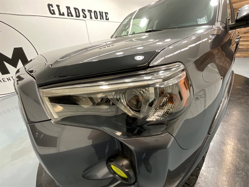 2019 Toyota 4Runner SR5 4X4 / 1-OWNER / LIFTED w. NEW TIRES WHEELS  / BLACK OUT PKG - Photo 10 - Gladstone, OR 97027