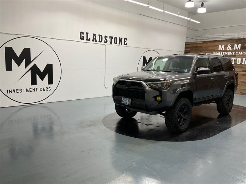 2019 Toyota 4Runner SR5 4X4 / 1-OWNER / LIFTED w. NEW TIRES WHEELS  / BLACK OUT PKG - Photo 5 - Gladstone, OR 97027