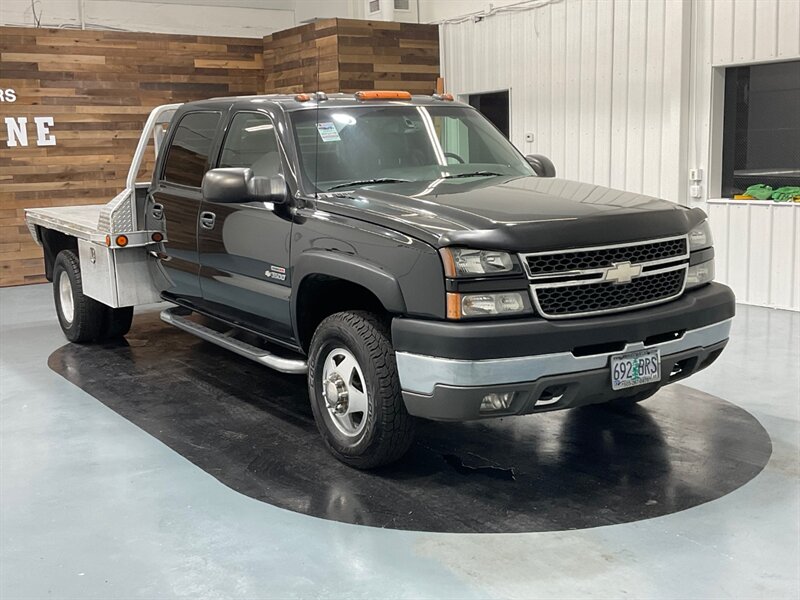 2005 Chevrolet Silverado 3500 LT Crew Cab 4X4 / 6.6L DIESEL / DUALLY / FLAT BED  / LOCAL TRUCK NO RUST - Photo 2 - Gladstone, OR 97027