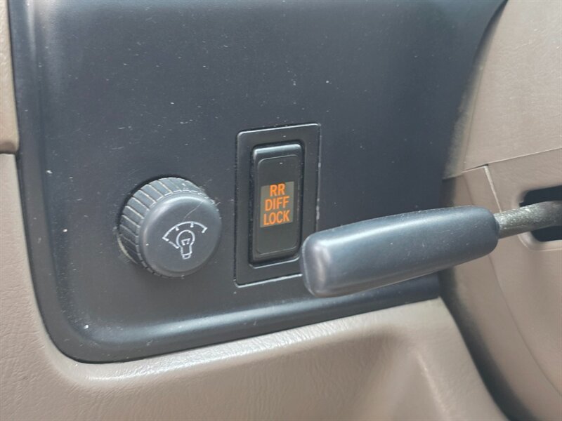 1998 Toyota 4Runner Limited 4X4 / V6 3.4 L / LIFTED / REAR DIFF LOCK / TIMING BELT DONE / SUN ROOF / LEATHER / NEW TIRES / ZERO RUST - Photo 20 - Portland, OR 97217