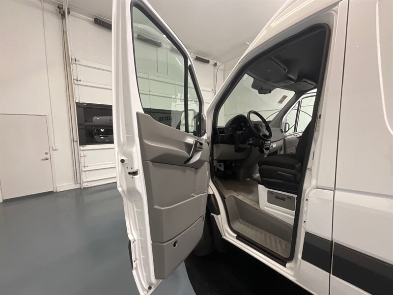 2018 Mercedes-Benz Sprinter 2500 CARGO VAN 4X4 /V6 DIESEL / HIGHROOF 170 " WB  / LOCAL ONE OWNER - Photo 26 - Gladstone, OR 97027