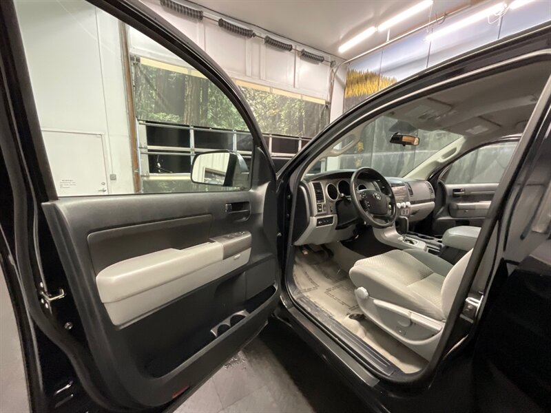 2011 Toyota Tundra Double Cab 4X4 / 5.7L V8 / 1-OWNER / 96,000 MILES  LOCAL OREGON TRUCK / RUST FREE / Excel Condition !! - Photo 37 - Gladstone, OR 97027