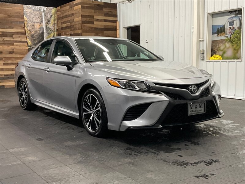 2019 Toyota Camry SE Sedan / 2.5L 4Cyl / Backup Cam / 14,000 MILES  LOCAL CAR / SHARP & CLEAN !! - Photo 2 - Gladstone, OR 97027