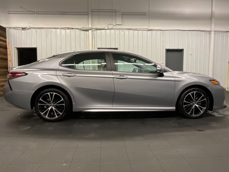 2019 Toyota Camry SE Sedan / 2.5L 4Cyl / Backup Cam / 14,000 MILES  LOCAL CAR / SHARP & CLEAN !! - Photo 4 - Gladstone, OR 97027