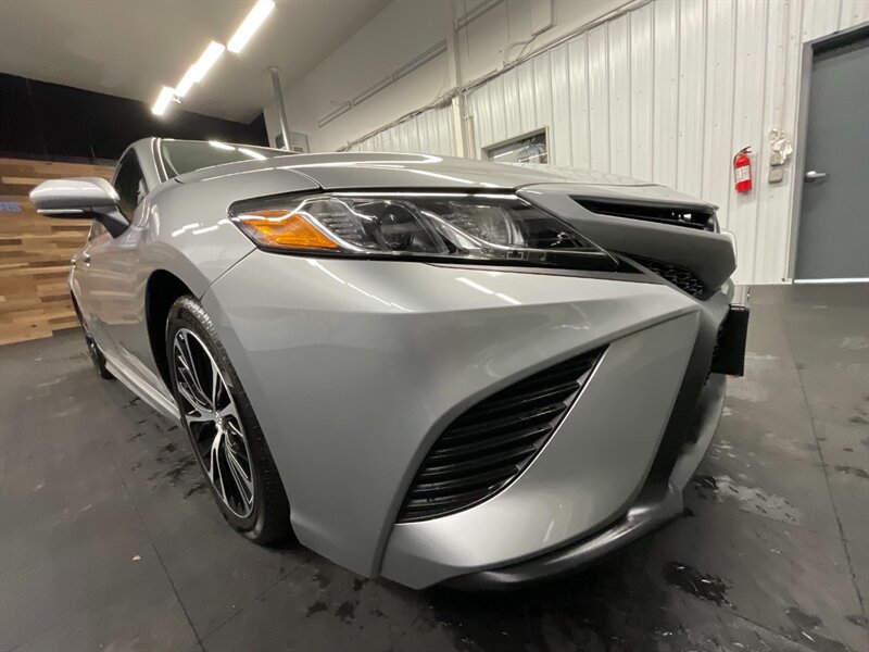 2019 Toyota Camry SE Sedan / 2.5L 4Cyl / Backup Cam / 14,000 MILES  LOCAL CAR / SHARP & CLEAN !! - Photo 12 - Gladstone, OR 97027