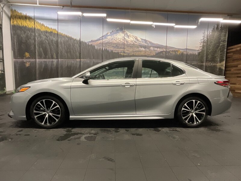 2019 Toyota Camry SE Sedan / 2.5L 4Cyl / Backup Cam / 14,000 MILES  LOCAL CAR / SHARP & CLEAN !! - Photo 3 - Gladstone, OR 97027