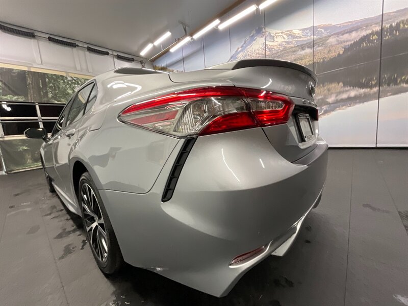 2019 Toyota Camry SE Sedan / 2.5L 4Cyl / Backup Cam / 14,000 MILES  LOCAL CAR / SHARP & CLEAN !! - Photo 9 - Gladstone, OR 97027