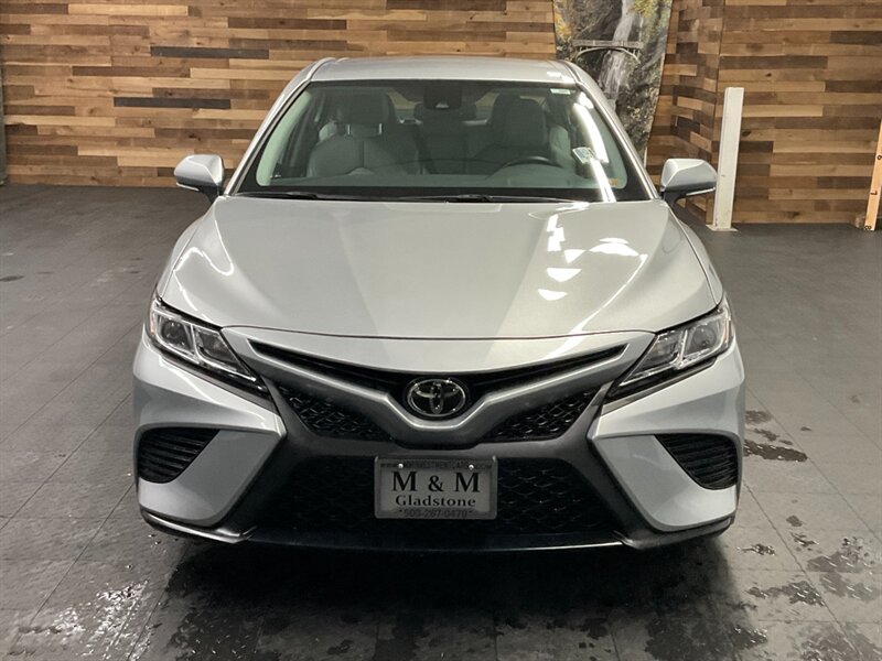 2019 Toyota Camry SE Sedan / 2.5L 4Cyl / Backup Cam / 14,000 MILES  LOCAL CAR / SHARP & CLEAN !! - Photo 5 - Gladstone, OR 97027