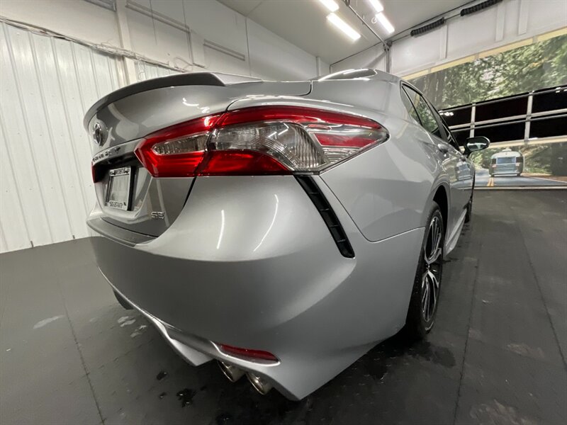 2019 Toyota Camry SE Sedan / 2.5L 4Cyl / Backup Cam / 14,000 MILES  LOCAL CAR / SHARP & CLEAN !! - Photo 10 - Gladstone, OR 97027