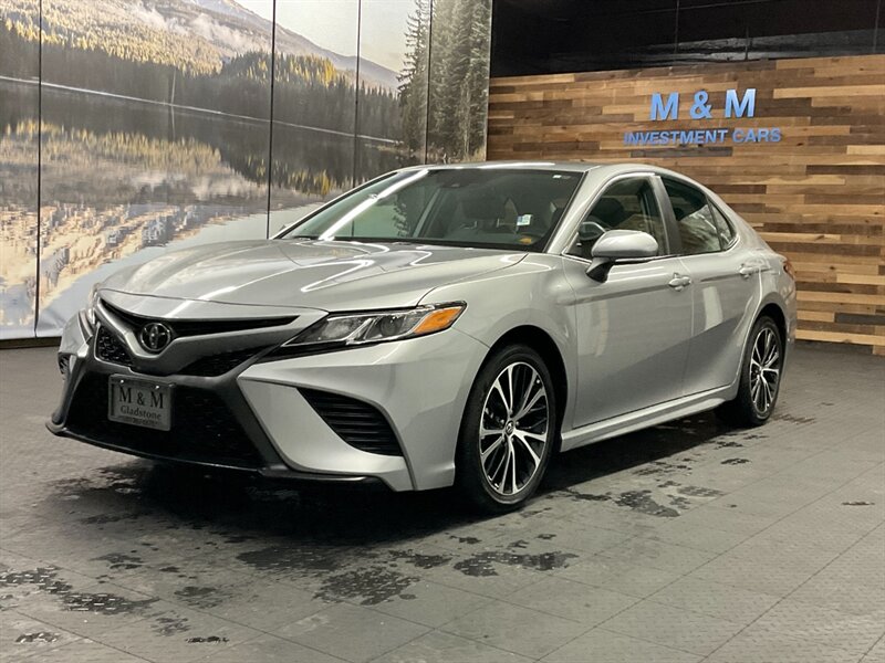 2019 Toyota Camry SE Sedan / 2.5L 4Cyl / Backup Cam / 14,000 MILES  LOCAL CAR / SHARP & CLEAN !! - Photo 1 - Gladstone, OR 97027