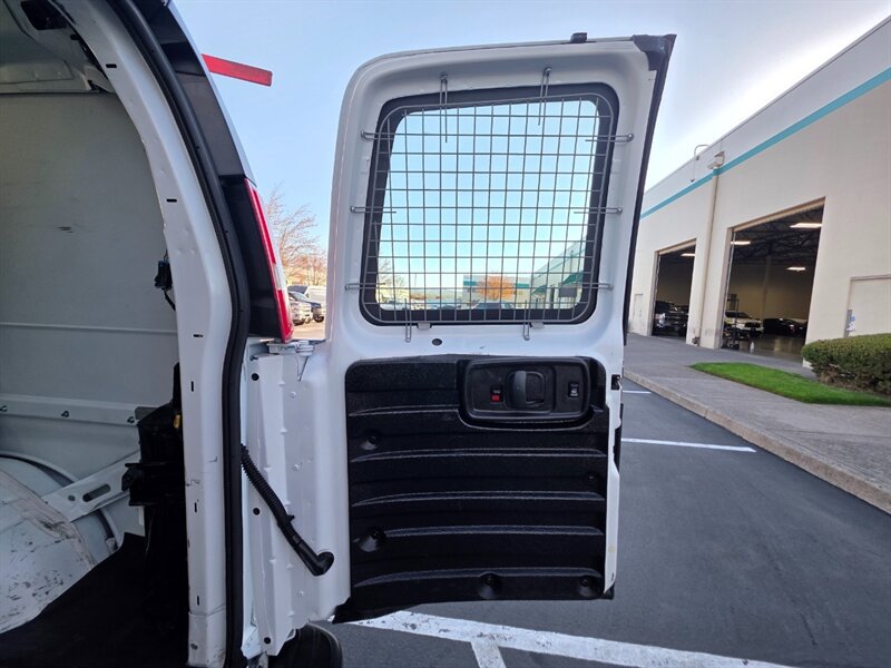 2014 Chevrolet Express 2500 CARGO VAN V8 4.8L / LOCAL / NO RUST / HD RACK / NON SMOKER / 2-OWNERS - Photo 32 - Portland, OR 97217