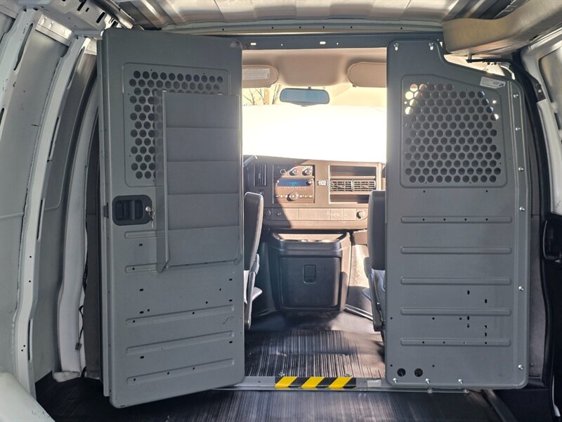 2014 Chevrolet Express 2500 CARGO VAN V8 4.8L / LOCAL / NO RUST / HD RACK / NON SMOKER / 2-OWNERS - Photo 18 - Portland, OR 97217
