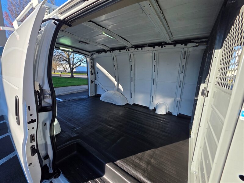 2014 Chevrolet Express 2500 CARGO VAN V8 4.8L / LOCAL / NO RUST / HD RACK / NON SMOKER / 2-OWNERS - Photo 19 - Portland, OR 97217