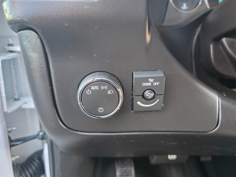 2014 Chevrolet Express 2500 CARGO VAN V8 4.8L / LOCAL / NO RUST / HD RACK / NON SMOKER / 2-OWNERS - Photo 42 - Portland, OR 97217