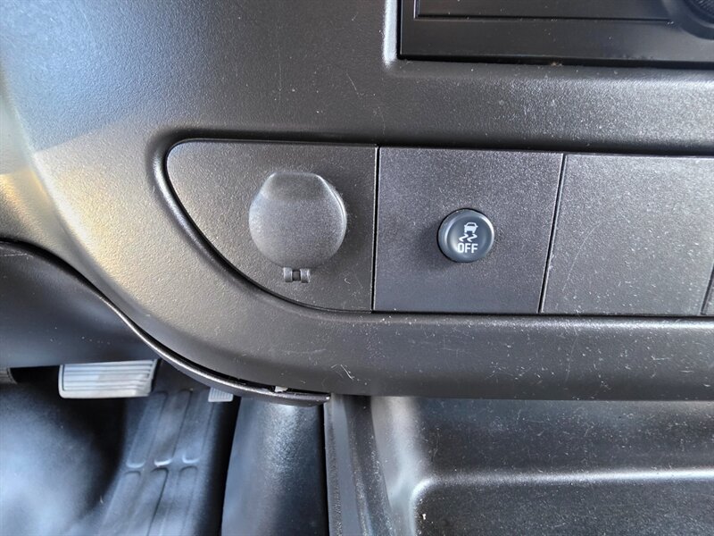 2014 Chevrolet Express 2500 CARGO VAN V8 4.8L / LOCAL / NO RUST / HD RACK / NON SMOKER / 2-OWNERS - Photo 38 - Portland, OR 97217