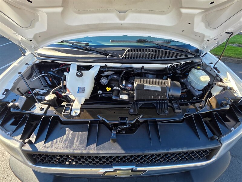 2014 Chevrolet Express 2500 CARGO VAN V8 4.8L / LOCAL / NO RUST / HD RACK / NON SMOKER / 2-OWNERS - Photo 30 - Portland, OR 97217