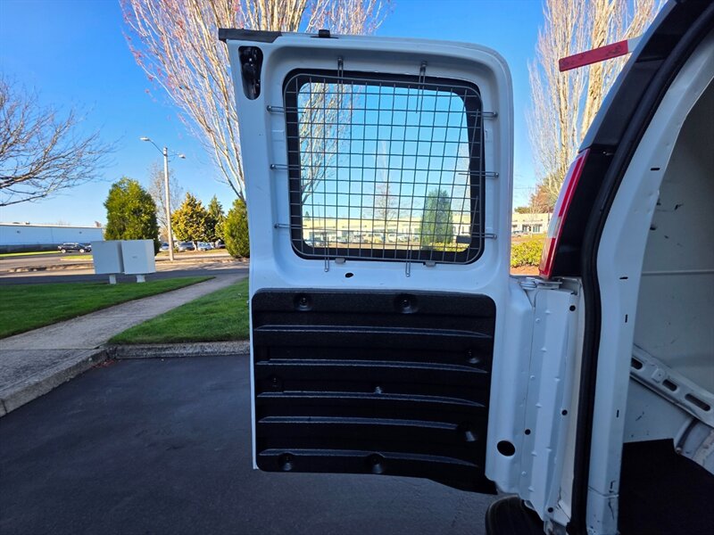 2014 Chevrolet Express 2500 CARGO VAN V8 4.8L / LOCAL / NO RUST / HD RACK / NON SMOKER / 2-OWNERS - Photo 31 - Portland, OR 97217