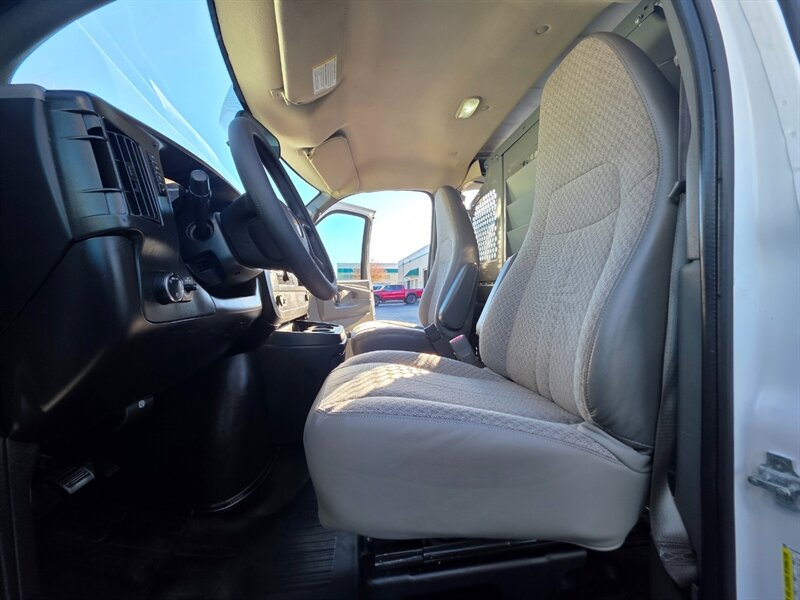 2014 Chevrolet Express 2500 CARGO VAN V8 4.8L / LOCAL / NO RUST / HD RACK / NON SMOKER / 2-OWNERS - Photo 13 - Portland, OR 97217