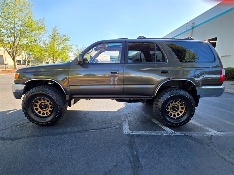1998 Toyota 4Runner SR5 4X4 / 5 SPEED MANUAL / V6 3.4L / NEW LIFT  / METHOD WHEELS / NEW TIRES / NEW TIMING BELT - Photo 3 - Portland, OR 97217