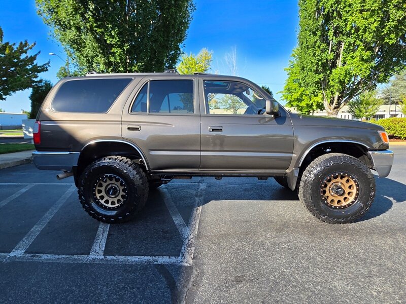 1998 Toyota 4Runner SR5 4X4 / 5 SPEED MANUAL / V6 3.4L / NEW LIFT  / METHOD WHEELS / NEW TIRES / NEW TIMING BELT - Photo 4 - Portland, OR 97217