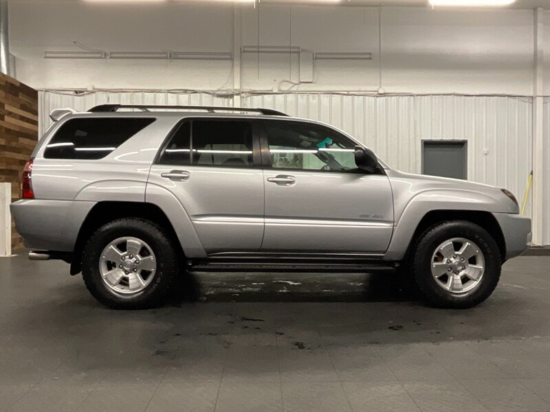 2005 Toyota 4Runner SR5 Sport Utility V8 / 4X4 / 3RD ROW SEAT  4.7L V8 / 4X4 / 3RD ROW SEAT - Photo 4 - Gladstone, OR 97027