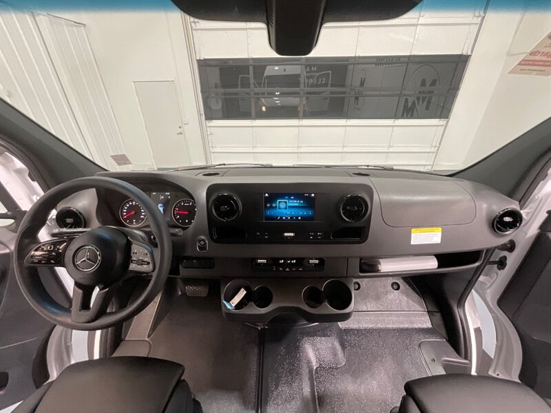 2022 Mercedes-Benz Sprinter 2500 CARGO VAN 4X4 /V6 DIESEL / HIGHROOF 170 " WB  / ONLY 168 MILES - Photo 39 - Gladstone, OR 97027