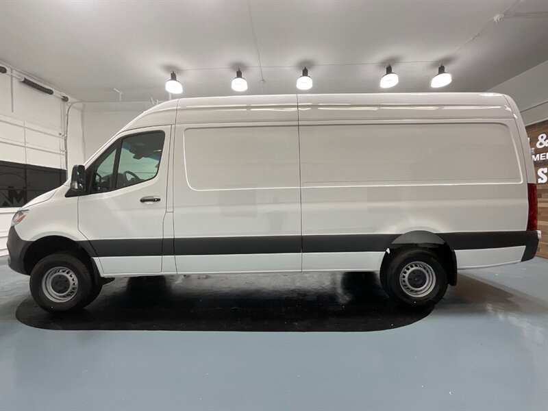 2022 Mercedes-Benz Sprinter 2500 CARGO VAN 4X4 /V6 DIESEL / HIGHROOF 170 " WB  / ONLY 168 MILES - Photo 3 - Gladstone, OR 97027