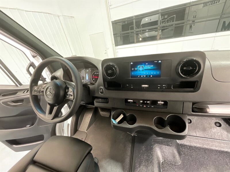 2022 Mercedes-Benz Sprinter 2500 CARGO VAN 4X4 /V6 DIESEL / HIGHROOF 170 " WB  / ONLY 168 MILES - Photo 21 - Gladstone, OR 97027