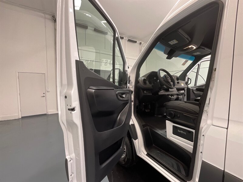 2022 Mercedes-Benz Sprinter 2500 CARGO VAN 4X4 /V6 DIESEL / HIGHROOF 170 " WB  / ONLY 168 MILES - Photo 51 - Gladstone, OR 97027