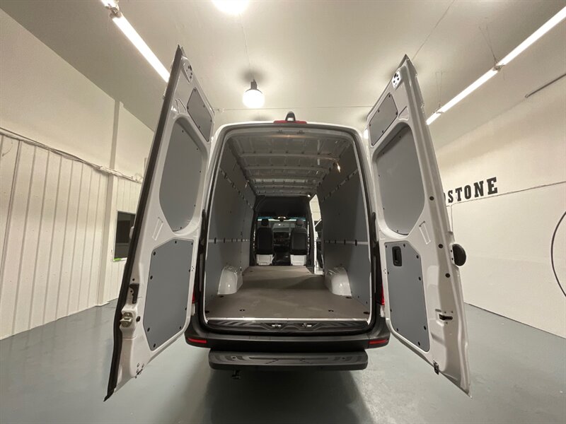 2022 Mercedes-Benz Sprinter 2500 CARGO VAN 4X4 /V6 DIESEL / HIGHROOF 170 " WB  / ONLY 168 MILES - Photo 10 - Gladstone, OR 97027