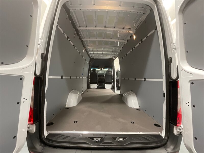 2022 Mercedes-Benz Sprinter 2500 CARGO VAN 4X4 /V6 DIESEL / HIGHROOF 170 " WB  / ONLY 168 MILES - Photo 11 - Gladstone, OR 97027