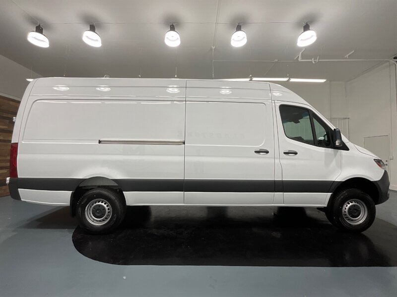 2022 Mercedes-Benz Sprinter 2500 CARGO VAN 4X4 /V6 DIESEL / HIGHROOF 170 " WB  / ONLY 168 MILES - Photo 4 - Gladstone, OR 97027