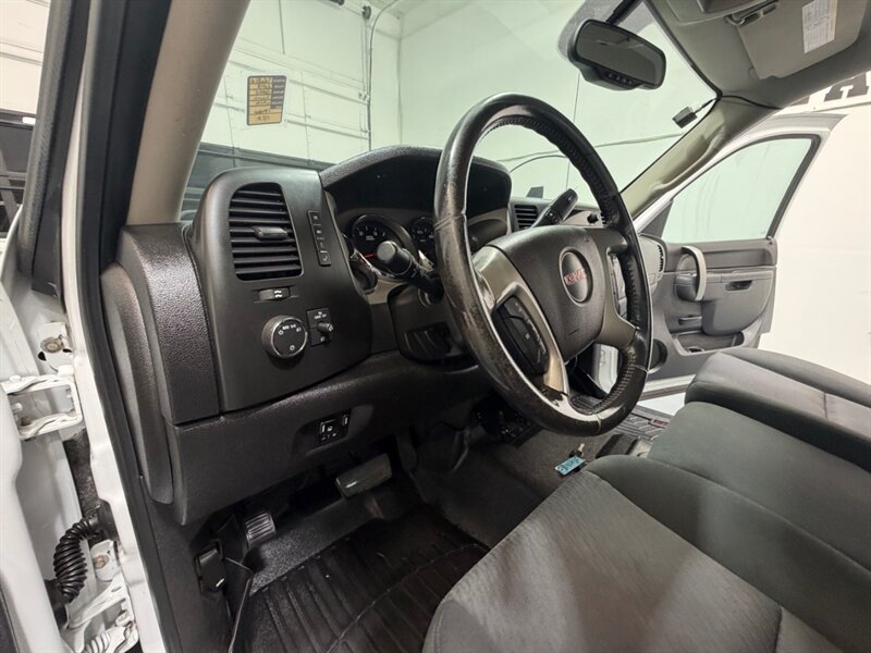2013 GMC Sierra 3500 3500HD SLE 4X4 / 6.6L DURAMAX DIESEL /DUALLY /FLAT BED /REGULAR CAB / LOCAL w. ZERO RUST - Photo 33 - Gladstone, OR 97027