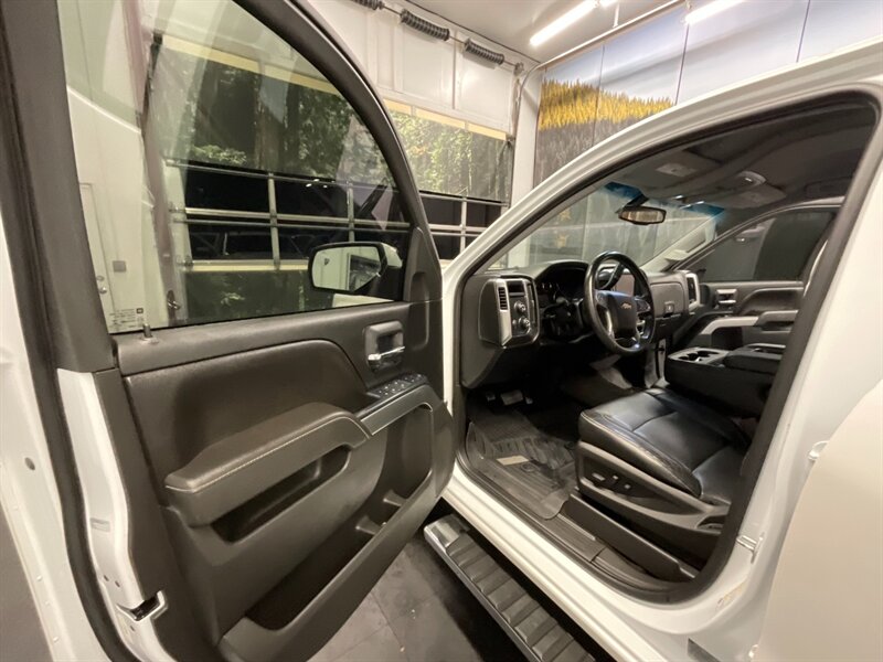 2017 Chevrolet Silverado 1500 LT Crew Cab 4X4 / 5.3L V8 / Leather / LONG BED 6.5  Leather & Heated Seats / Backup Camera / SUPER CLEAN / 75,000 MILES - Photo 11 - Gladstone, OR 97027