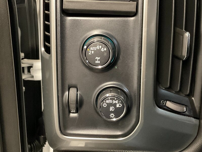 2017 Chevrolet Silverado 1500 LT Crew Cab 4X4 / 5.3L V8 / Leather / LONG BED 6.5  Leather & Heated Seats / Backup Camera / SUPER CLEAN / 75,000 MILES - Photo 19 - Gladstone, OR 97027