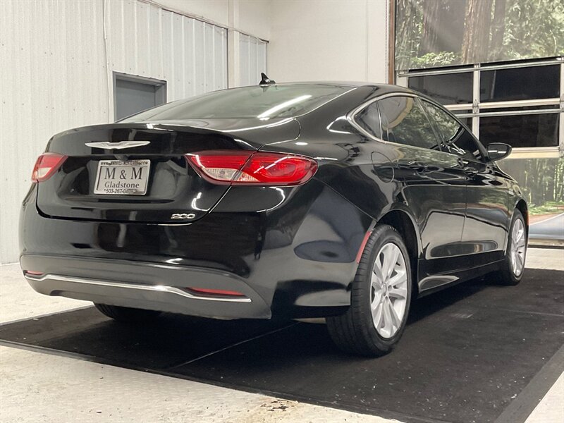 2016 Chrysler 200 Series Limited Sedan / 2.4-Liter I4 PZEV M-Air Engine  / Backup Camera / TOUGH SCREEN / Sharp & Clean !! - Photo 8 - Gladstone, OR 97027