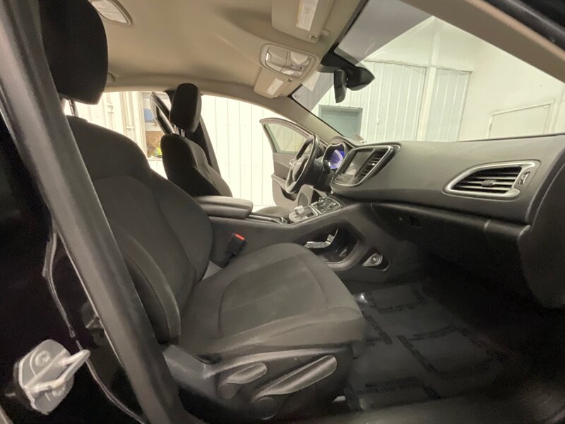 2016 Chrysler 200 Series Limited Sedan / 2.4-Liter I4 PZEV M-Air Engine  / Backup Camera / TOUGH SCREEN / Sharp & Clean !! - Photo 14 - Gladstone, OR 97027