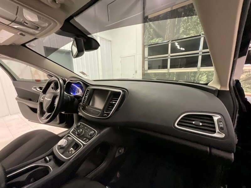 2016 Chrysler 200 Series Limited Sedan / 2.4-Liter I4 PZEV M-Air Engine  / Backup Camera / TOUGH SCREEN / Sharp & Clean !! - Photo 15 - Gladstone, OR 97027