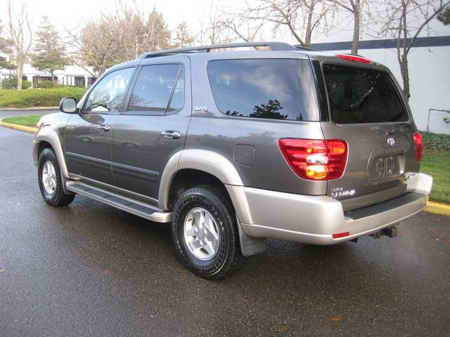 2004 Toyota Sequoia SR5   - Photo 3 - Portland, OR 97217