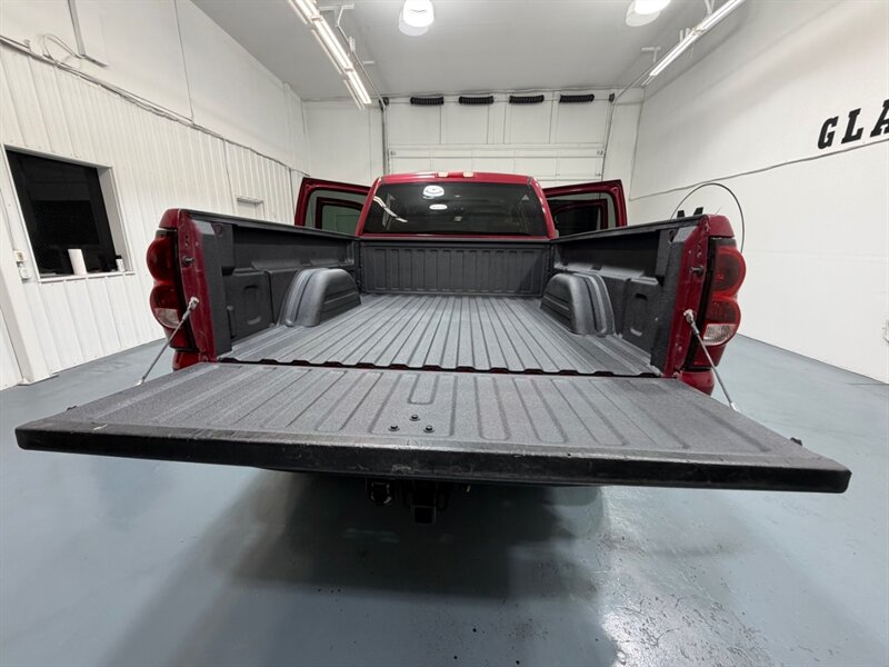 2006 Chevrolet Silverado 2500 LT CREW CAB 4x4 / 6.0L / LEATHER / SUNROOF / 119K / LOCAL TRUCK - Photo 11 - Gladstone, OR 97027