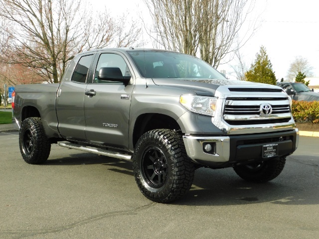 2016 Toyota Tundra SR5 4X4 5.7L 8Cyl / LIFTED w NEW WHEELS & TIRES