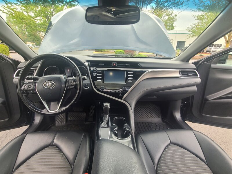 2018 Toyota Camry SE SPORT / 8-SPD AUTO / SUN ROOF / NICELY EQUIPPED  / DYNAMIC CRUISE / LANE DEPARTURE / BLIND SPOT / GAS SAVER - Photo 17 - Portland, OR 97217