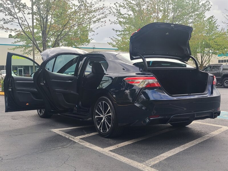 2018 Toyota Camry SE SPORT / 8-SPD AUTO / SUN ROOF / NICELY EQUIPPED  / DYNAMIC CRUISE / LANE DEPARTURE / BLIND SPOT / GAS SAVER - Photo 27 - Portland, OR 97217