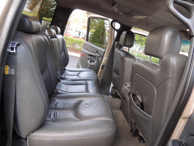 2004 Chevrolet Silverado 2500 LT / 4X4 / 6.6L DIESEL / Leather / DVD / 1-OWNER   - Photo 17 - Portland, OR 97217