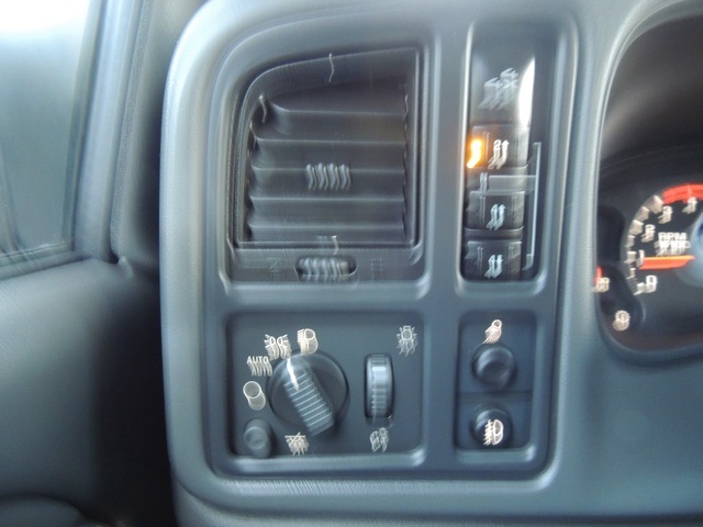 2004 Chevrolet Silverado 2500 LT / 4X4 / 6.6L DIESEL / Leather / DVD / 1-OWNER   - Photo 20 - Portland, OR 97217