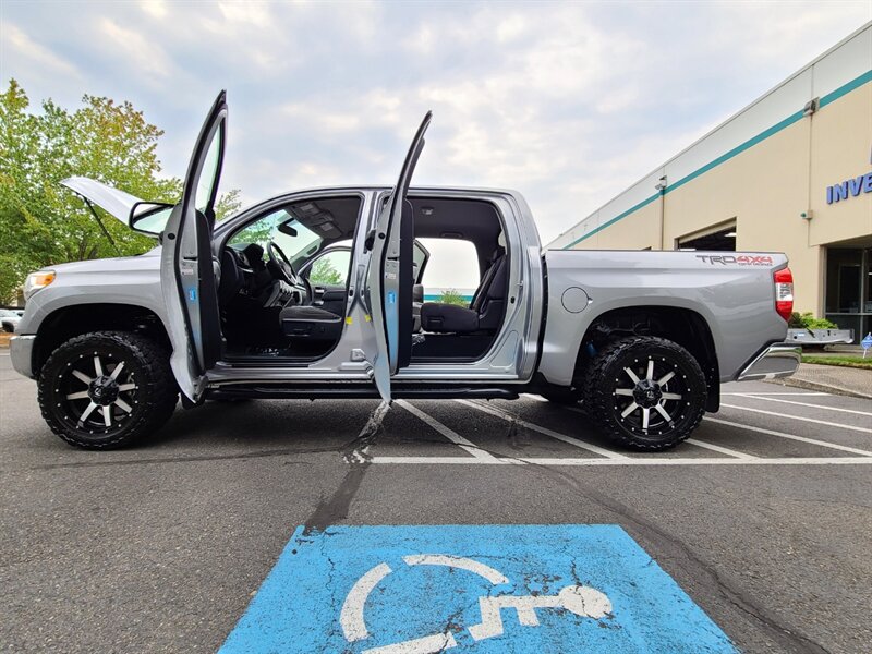 2017 Toyota Tundra Crew Max 5.7L V8 / 4X4 / TRD OFF ROAD / LIFTED  / FUEL WHEELS / TOYO TIRES / Factory Warranty / ONLY 37K Miles - Photo 21 - Portland, OR 97217