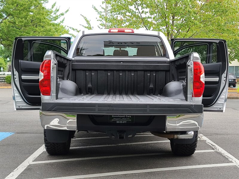 2017 Toyota Tundra Crew Max 5.7L V8 / 4X4 / TRD OFF ROAD / LIFTED  / FUEL WHEELS / TOYO TIRES / Factory Warranty / ONLY 37K Miles - Photo 19 - Portland, OR 97217