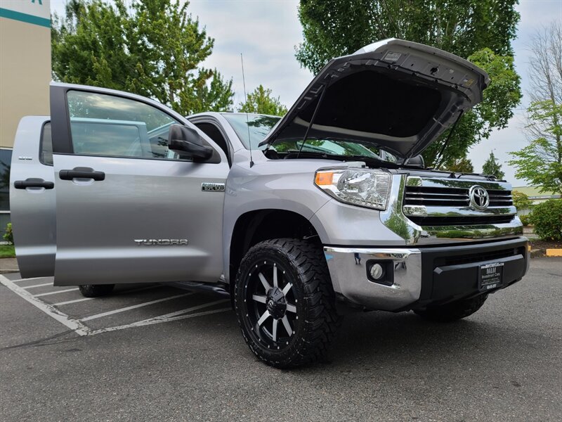 2017 Toyota Tundra Crew Max 5.7L V8 / 4X4 / TRD OFF ROAD / LIFTED  / FUEL WHEELS / TOYO TIRES / Factory Warranty / ONLY 37K Miles - Photo 28 - Portland, OR 97217